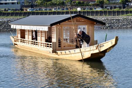 水戸岡鋭治さんがデザインした長良川鵜飼の高級観覧船「鵜一」＝１０日、岐阜市