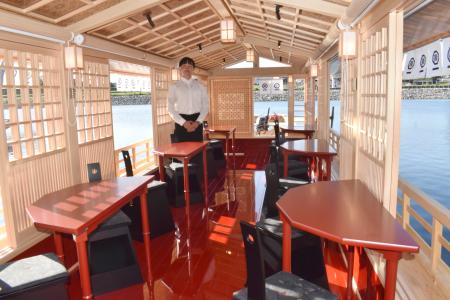 水戸岡鋭治さんがデザインした長良川鵜飼の高級観覧船「鵜一」の船内=10日、岐阜市