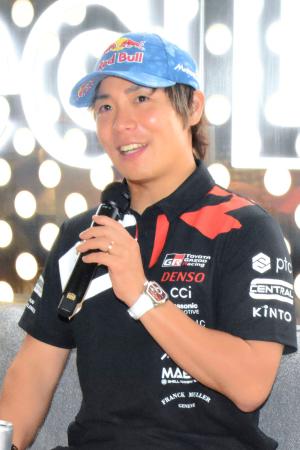 取材に応じるトヨタの勝田貴元＝２１日、東京都港区