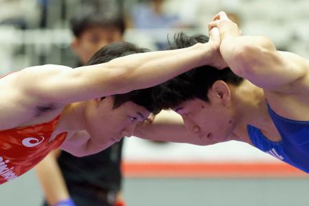 男子フリー６１キロ級準決勝で組み合う樋口黎（左）＝駒沢体育館