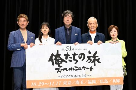 写真撮影に応じる（左から）田中健、岡田奈々、中村雅俊、秋野太作、上村香子＝２１日、東京都内