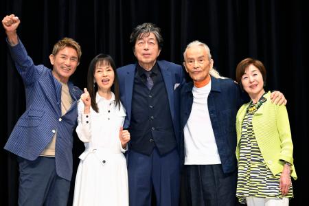 写真撮影に応じる(左から)田中健、岡田奈々、中村雅俊、秋野太作、上村香子=21日、東京都内