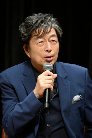 取材会に登場した中村雅俊=21日、東京都内