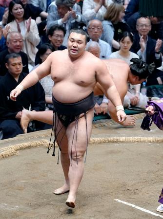 琴勝峰（奥）を破り、２敗を守った霧島＝両国国技館