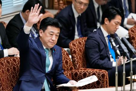 参院内閣委などの連合審査会で、答弁のため挙手する木原官房長官＝２１日午後、国会