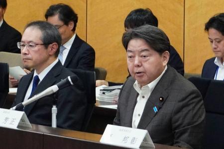 サイバー防御に関する会合であいさつする林総務相(右)=21日午後、総務省