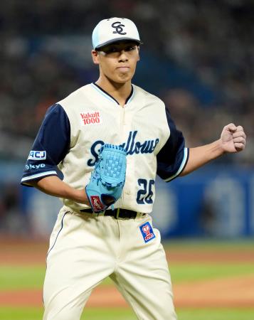 ５回、巨人・ダルベックを二飛に打ち取り、ガッツポーズするヤクルト・山野＝神宮