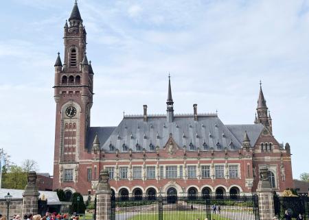 国際司法裁判所が入る建物＝４月、オランダ・ハーグ（共同）