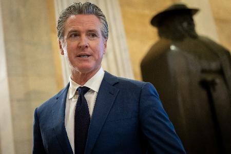 米カリフォルニア州のニューサム知事＝２０日、ワシントン（ゲッティ＝共同）