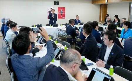 自民党本部で開かれた、日本国旗を損壊する行為を罰する法案の制定に向けたＰＴの会合＝２２日午前、東京・永田町