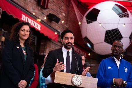 ２１日、サッカー・ワールドカップ観戦について発表する米ニューヨーク市のマムダニ市長（中央）＝ニューヨーク（ＡＰ＝共同）