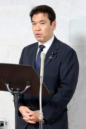 記者会見する松本文科相＝２２日午前、国会