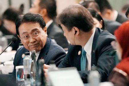 ＡＰＥＣ貿易相会合に臨む赤沢経産相（左）＝２２日、中国江蘇省蘇州（共同）