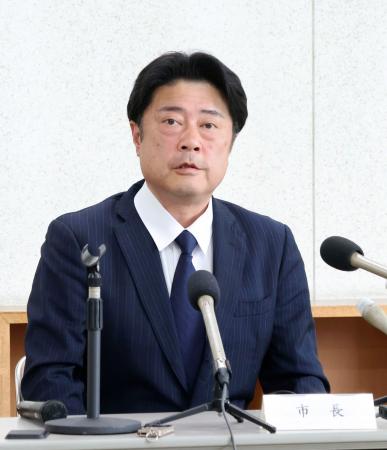 記者会見で辞職の意向を表明した福岡県田川市の村上卓哉市長＝２２日午前、田川市役所