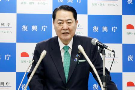 記者会見する牧野復興相＝２２日午前、復興庁