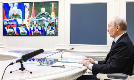 戦略核と戦術核の運用に関するベラルーシとの合同演習にオンラインで参加するロシアのプーチン大統領＝２１日、モスクワ（ロイター＝共同）