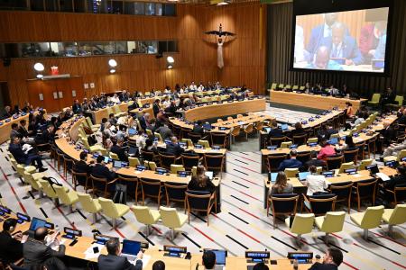 ２１日、ニューヨークの国連本部で開かれたＮＰＴ再検討会議の全体会合（共同）　