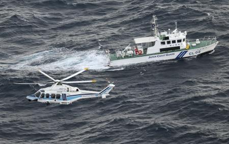 米軍オスプレイの事故現場海域で捜索を続ける海上保安庁の巡視艇とヘリコプター＝２０２３年１１月３０日、鹿児島県・屋久島沖（共同通信社ヘリから）