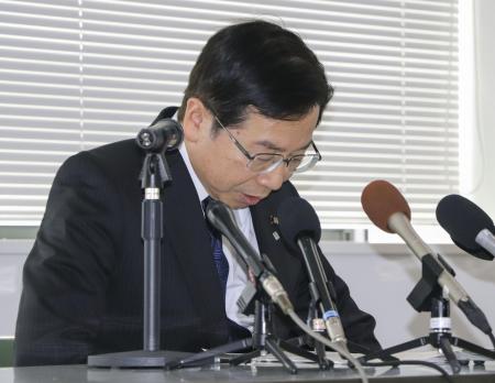 ３月２７日、記者会見でパワハラ認定を受けて自動失職する意向を明らかにした愛媛県西条市の高橋敏明市長（当時）＝西条市役所
