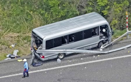 福島県郡山市の磐越自動車道でガードレールに衝突したマイクロバス＝６日（共同通信社ヘリから）