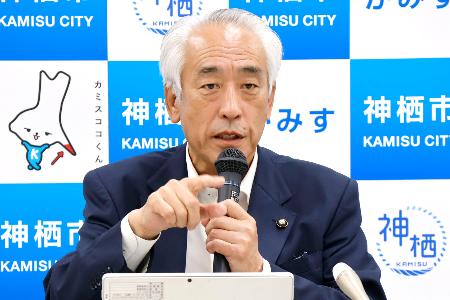 取材に応じる茨城県神栖市の木内敏之市長＝２２日午後、茨城県神栖市