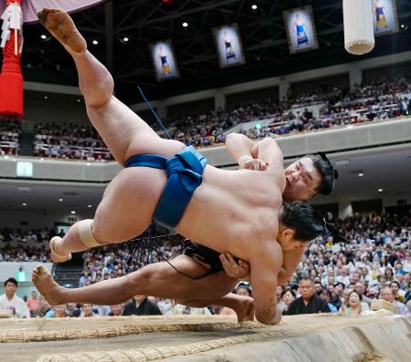 霧島（奥）がうっちゃりで琴栄峰を下す＝両国国技館