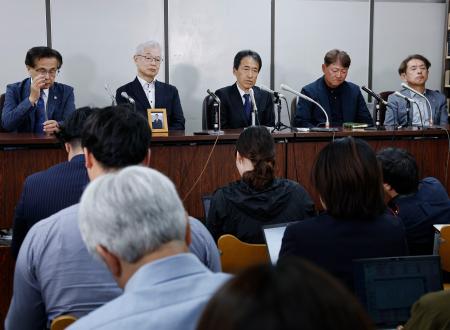軽井沢スキーバス事故の控訴審判決を受け、記者会見する遺族会代表の田原義則さん（中央）ら＝２２日午後、東京・霞が関の司法記者クラブ