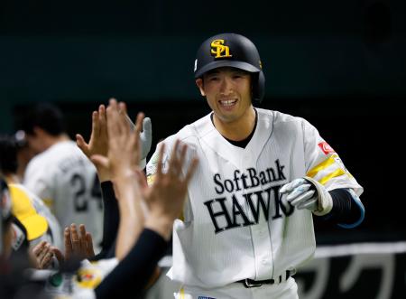 ７回、本塁打を放ちナインに迎えられるソフトバンク・山本祐＝みずほペイペイドーム