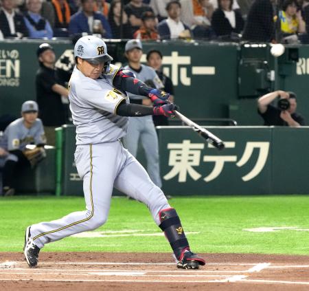 １回阪神２死一塁、大山が右越えに２ランを放つ＝東京ドーム