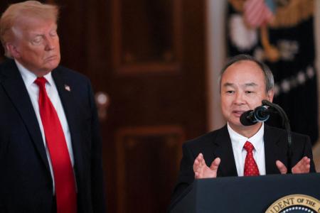 25年4月、ワシントンでのイベントでトランプ大統領の隣でスピーチするソフトバンクグループの孫正義氏(ロイター=共同)