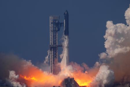 テキサス州の拠点施設から打ち上げられるスペースXの大型宇宙船「スターシップ」=22日、スターベース(AP=共同)