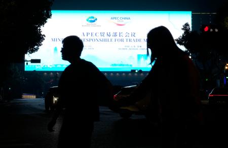 大型画面に映し出されたAPEC貿易相会合の案内=22日、中国江蘇省蘇州(共同)