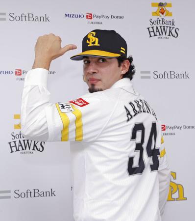 育成選手から支配下登録され、記者会見でポーズをとるソフトバンクのアレクサンダー・アルメンタ投手＝２３日、みずほペイペイドーム