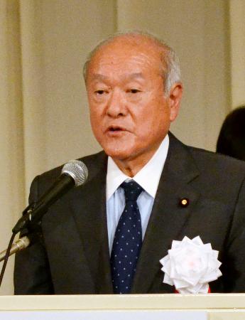 福岡市の自民党会合に出席した鈴木幹事長＝２３日午前