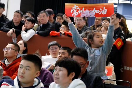 都市対抗のサッカーリーグの試合をパブリックビューイングで観戦する人たち＝４月、中国江蘇省常州市（共同）