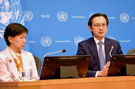 ＮＰＴ再検討会議の閉幕後に記者会見するドー・フン・ビエット議長（右）と国連の中満泉事務次長＝２２日、米ニューヨークの国連本部（共同）