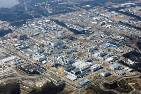 日本原燃の使用済み核燃料再処理工場＝３月、青森県六ケ所村