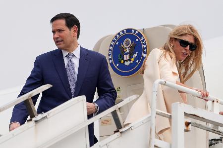 ２３日、インド・コルカタの空港で、専用機に搭乗するルビオ米国務長官（左）（ＡＰ＝共同）