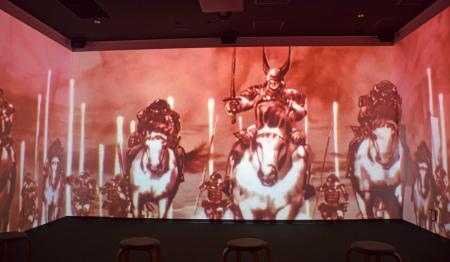 長久手古戦場記念館にある、壁３面に映像を映すシアタールーム＝愛知県長久手市