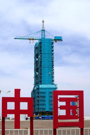 中国の有人宇宙船「神舟２３号」を搭載したロケットの発射場＝２３日、中国・酒泉衛星発射センター（共同）