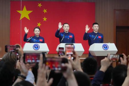 記者会見に臨む中国の有人宇宙船「神舟23号」の乗組員の(左から)黎家盈氏、朱楊柱氏、張志遠氏=23日、中国・酒泉衛星発射センター(共同)