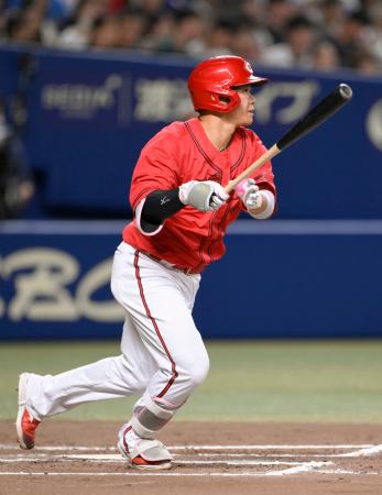 ７回広島１死一塁、坂倉が右中間に勝ち越し二塁打を放つ＝バンテリンドーム