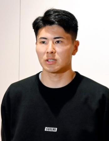 帰国し取材に応じる鈴木淳之介＝２３日、羽田空港