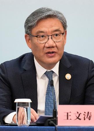 APEC貿易相会合を終え、記者会見する中国の王文濤商務相=23日、中国江蘇省蘇州市(共同)