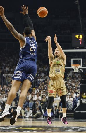長崎―琉球　第３クオーター、シュートを放つ琉球・岸本＝横浜アリーナ