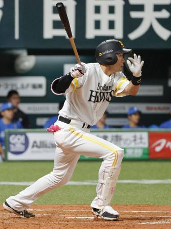 ３回ソフトバンク２死満塁、柳田が中前に２点打を放つ＝みずほペイペイドーム