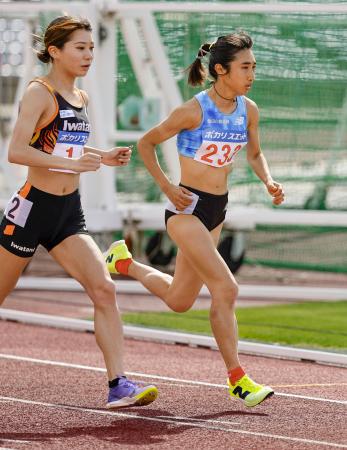 女子１５００メートルにオープン参加し、力走する田中希実（右）＝たけびしスタジアム京都