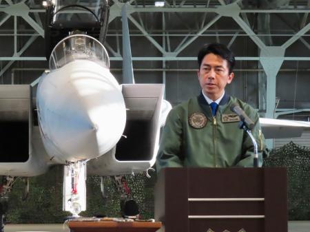 視察先の航空自衛隊千歳基地で記者団の取材に応じる小泉防衛相＝２３日午後、北海道千歳市