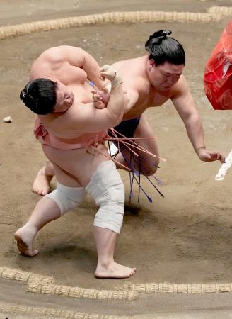 宇良（左）が突き落としで藤ノ川を破る＝両国国技館