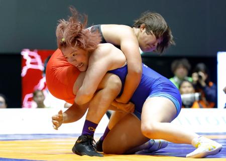 女子７６キロ級で優勝した鏡優翔（手前）＝駒沢体育館